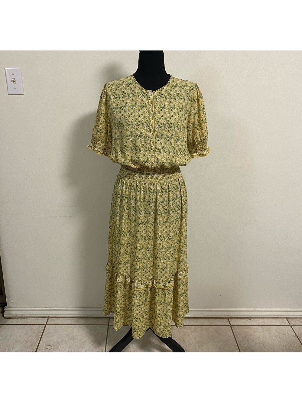 Max Studio Dress Women’s Size Medium Yellow Ditzy Floral print tiered MIDI Dress